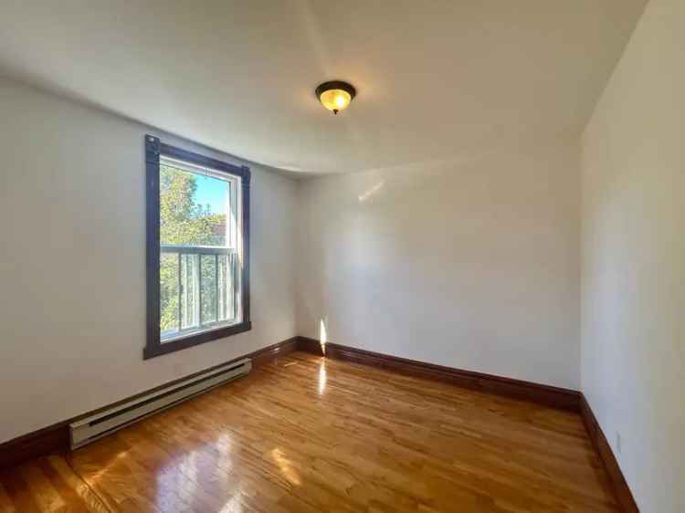 Mile End 2 Bedroom Apartment - In Unit Laundry Balcony