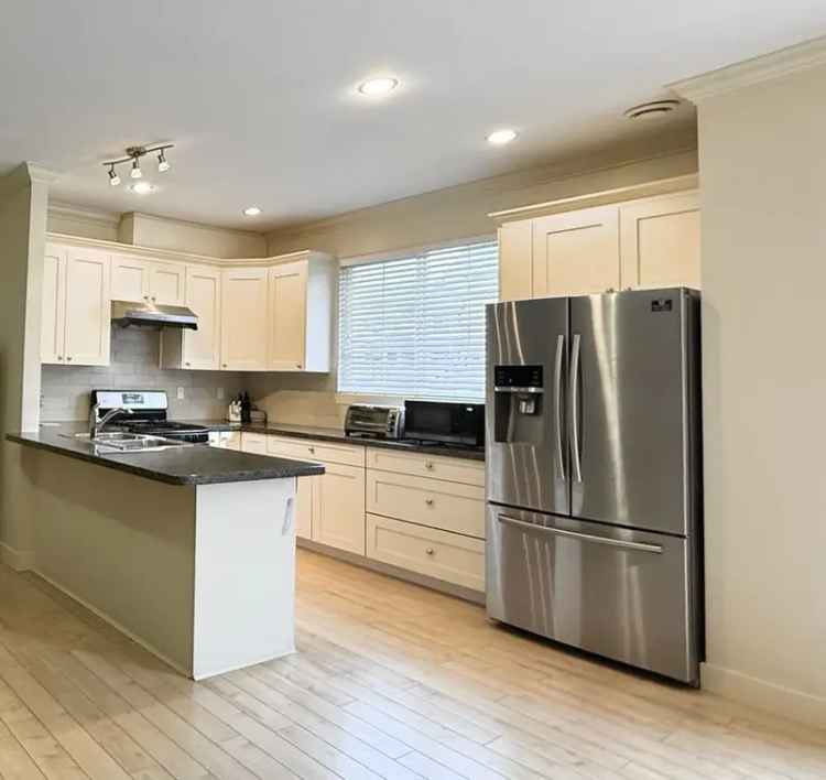 3 Bed 3 Bath Unit with Double Garage New Appliances