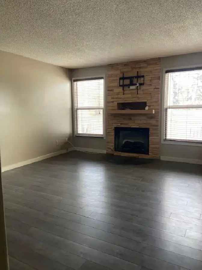 Rent Spacious 3 Bedroom Townhouse Den in Ideal Location near Amenities