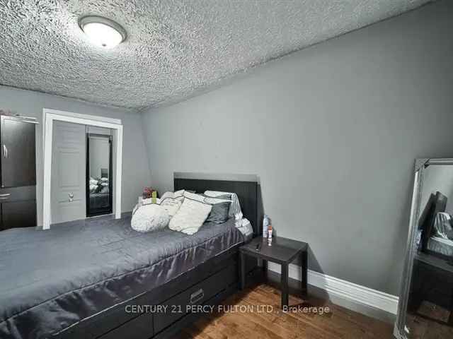 Townhouse For Sale in Hamilton, Ontario