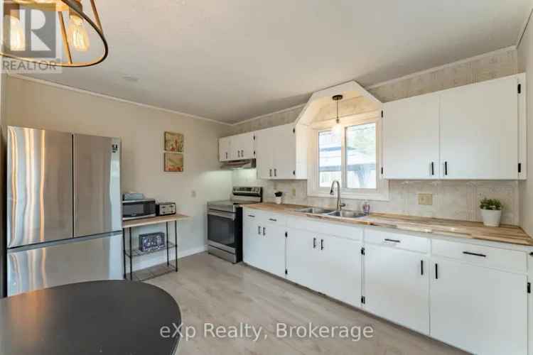 Sauble Beach Bungalow 3 Bed 2 Bath Near Downtown