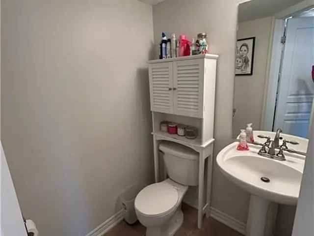 Townhouse For Rent in Burlington, Ontario