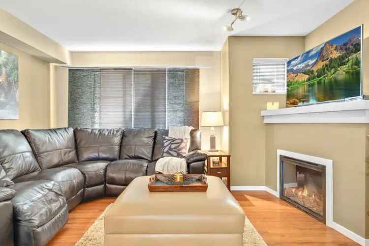 A $753,800.00 Townhouse with 2 bedrooms in Sullivan Station, Surrey