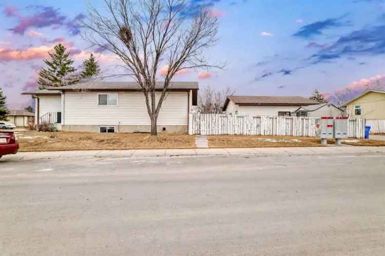 House For Sale in Calgary, Alberta