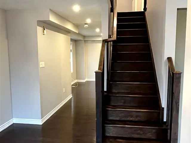 Townhouse For Rent in Oakville, Ontario