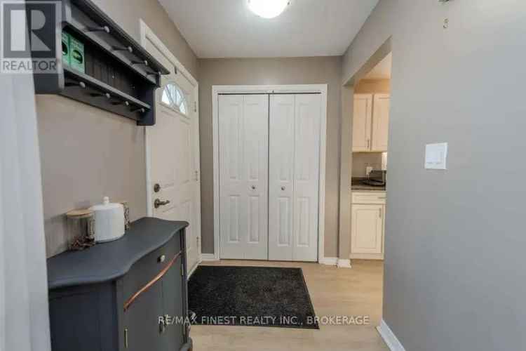 3 Bedroom Semi-Detached Backsplit in Kingston West End