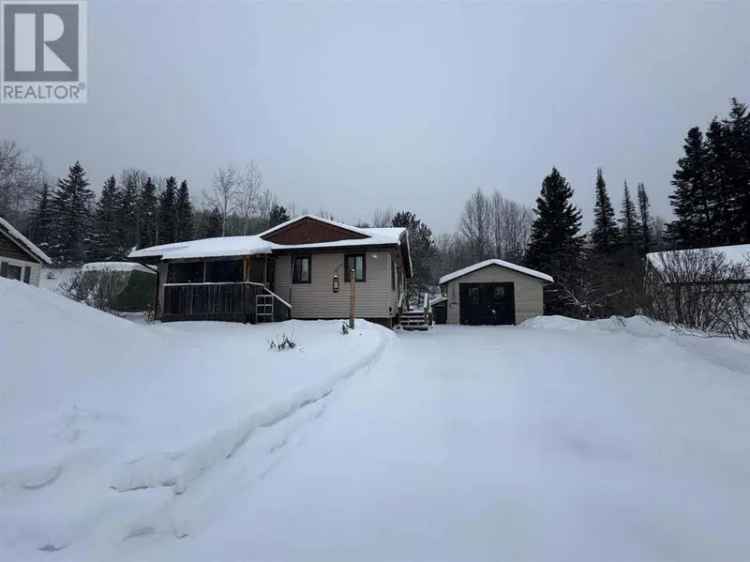 Manitouwadge Family Home - Large Lot, Finished Basement, Nature Access