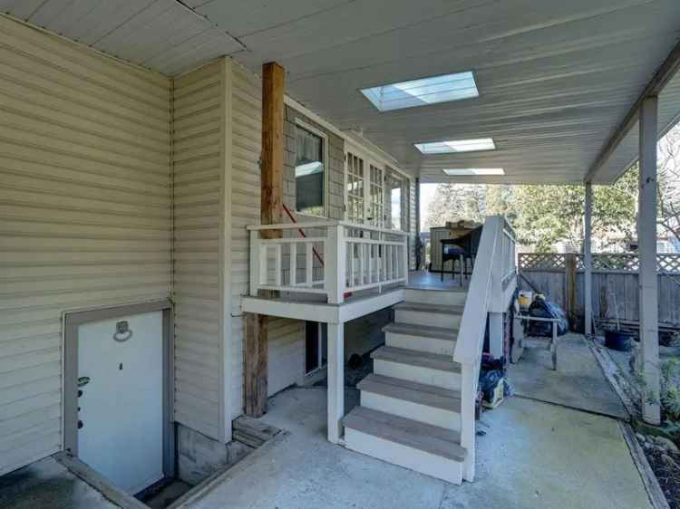 Sechelt Duplex: Two Homes - Great Rental Income Potential