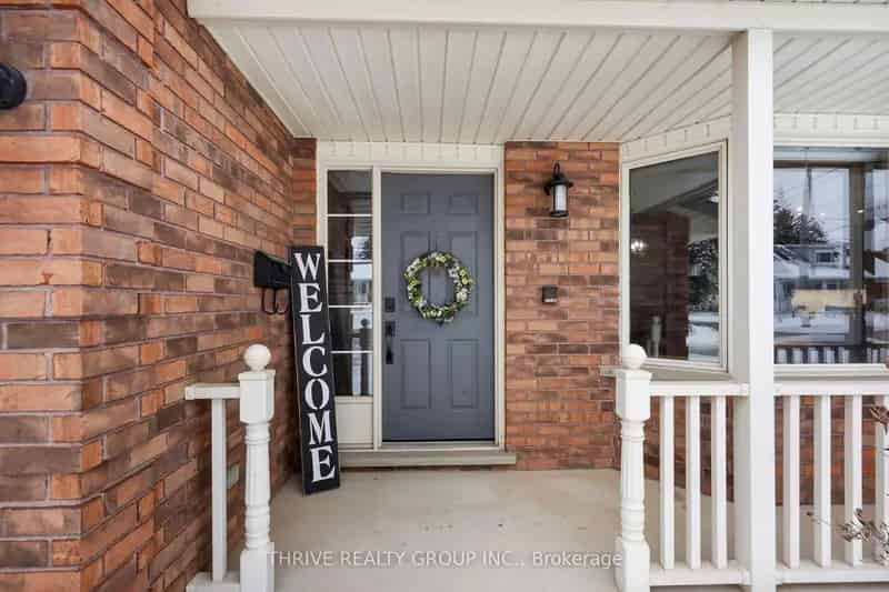 Spacious 2-Storey Home in Strathroy Double Lot 100ft Frontage