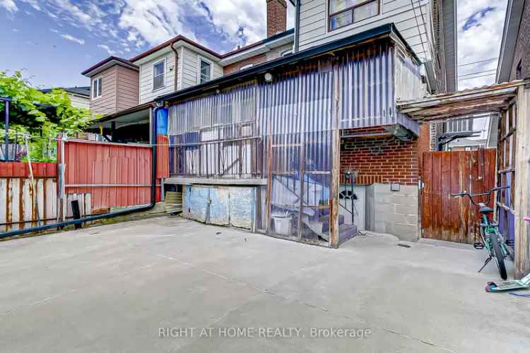 House For Sale in Toronto, Ontario