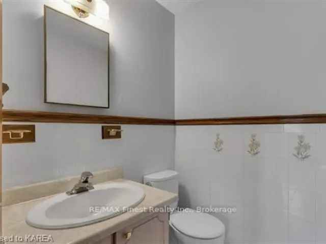 2600 Sqft 2+2 Bedroom Bungalow in Henderson Place