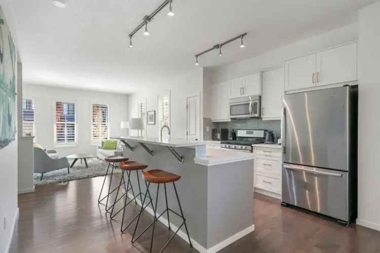 Aspen Woods End-Unit Townhome Modern Living Nature Views