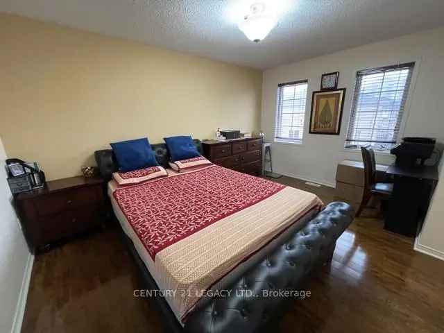 3 Bed 3 Wash Townhouse Near Shoppers World Sheridan College