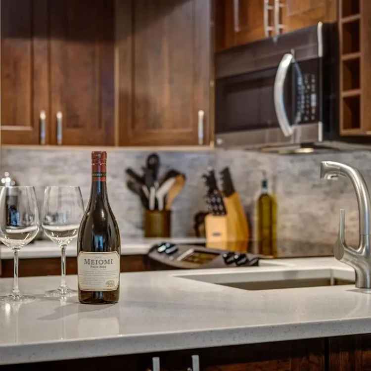 Luxury Blackcomb Benchlands Condo Ski-In Ski-Out