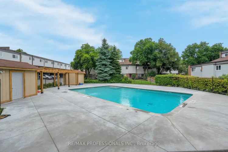 Townhouse For Sale in Aurora, Ontario