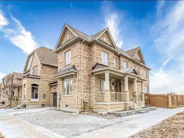 Right Spacious Corner Lot House In Victoria Square