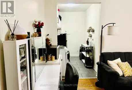 Rent 1 Room Apartment in Toronto with Outdoor Greenspaces and Nearby Amenities