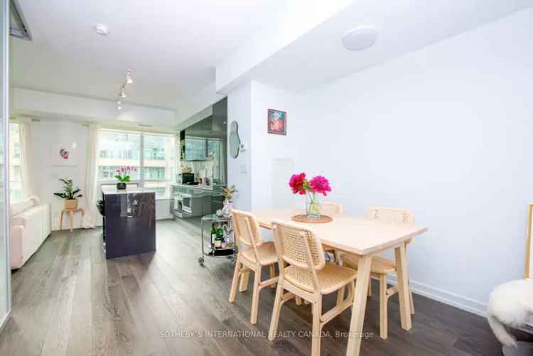 Casa Loma Annex 1+Den Suite: Bright, Modern, Boutique Building