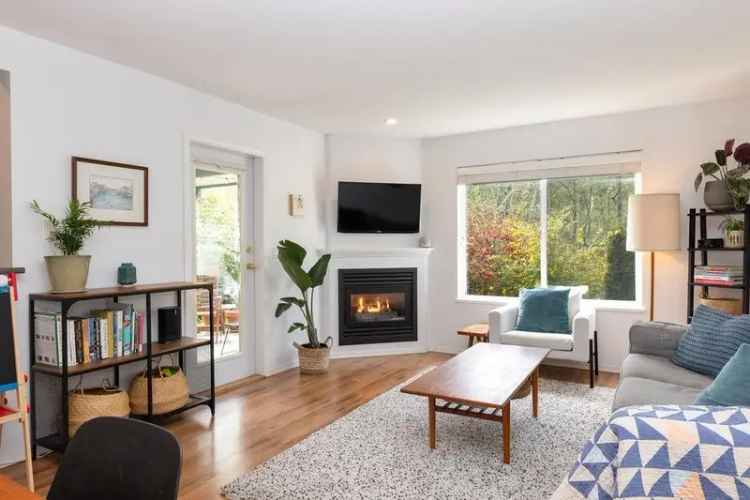 Sechelt Townhome 3 Bedroom Move In Ready