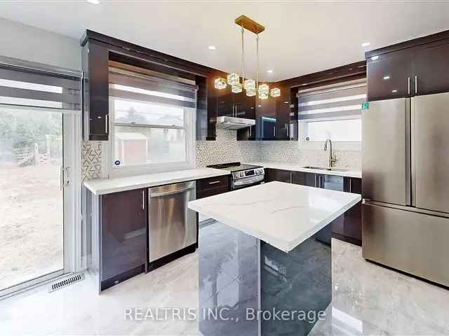 Spacious Detached Home Near Humber College