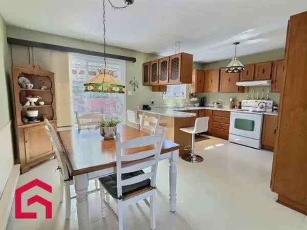 Bungalow for Sale Near Dix30 and Schools