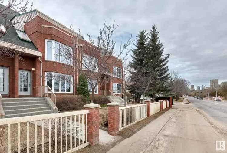 Cloverdale Townhome: Rooftop Patio, 2 Beds, 2.5 Baths, Double Garage