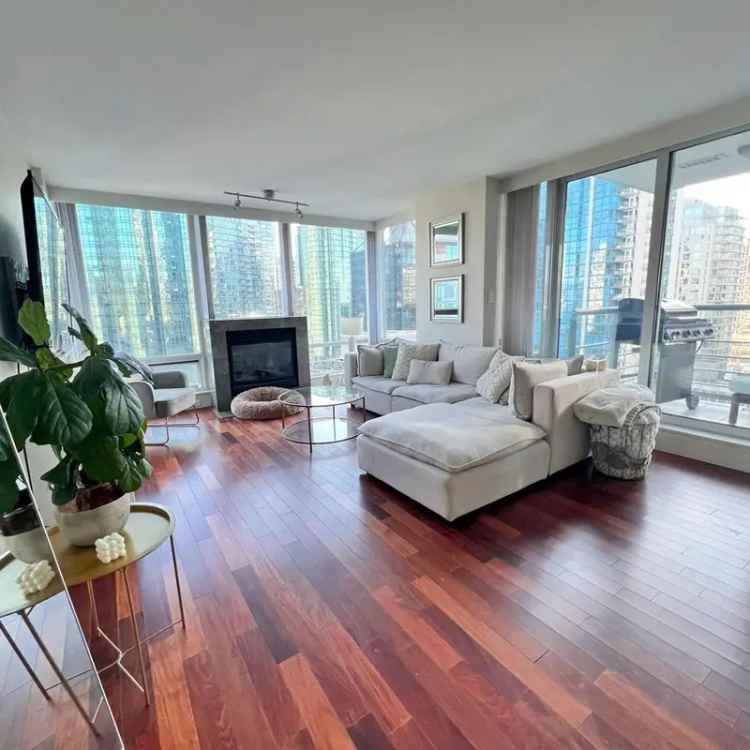 Luxury Waterfront 2-Bedroom Plus Den Suite in Coal Harbour