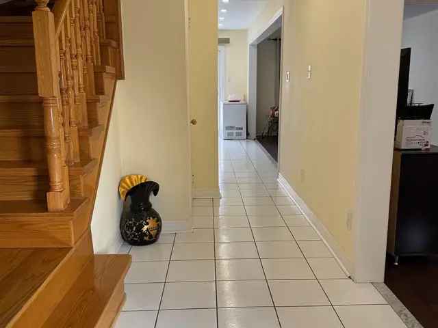 House For Sale in 7049, Graydon Court, Mississauga, Ontario