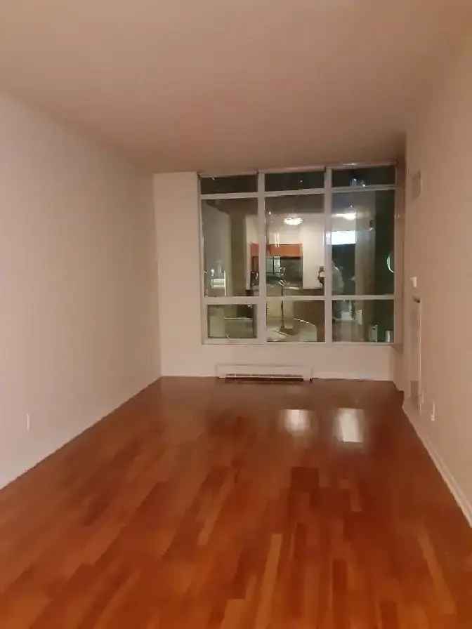 Spacious One Bedroom Condo Near Fort York Bathurst