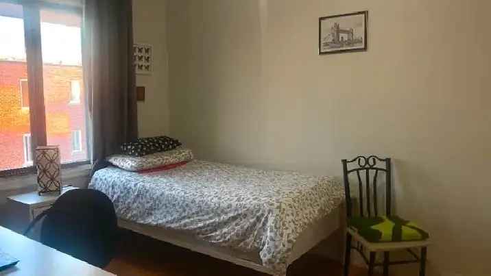 OPPOSITE VIAU METRO STATION...Room for rent until March