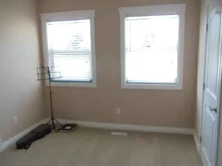 3BR Main Floor House ALL UTILITIES Included