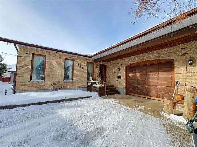 Selkirk Bungalow 3 Beds 2 Baths 2 Garages Family Home