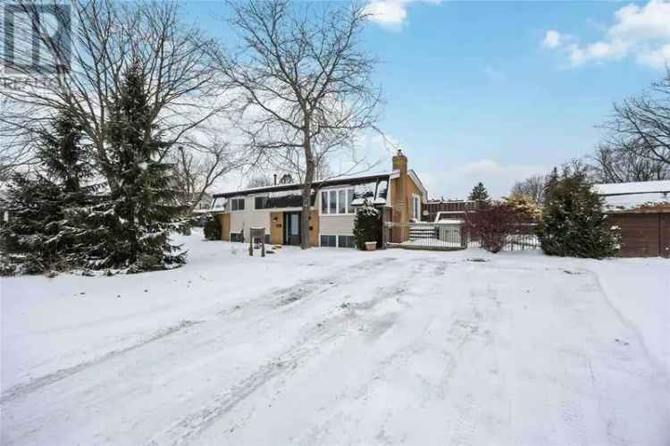 2 2 Bedroom Family Home in Sarnia's Wiltshire Subdivision