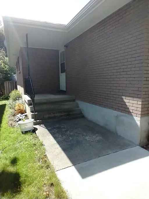 Rent duplex in Belleville with shared yard and in-suite laundry