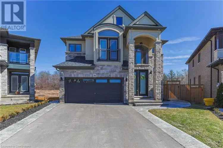 Luxury Home Backing onto Forest 4 Beds 2 Kitchens