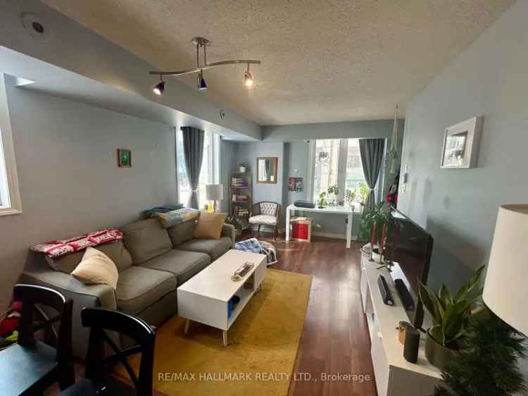 King West Pet-Friendly 2-Bedroom Condo Townhouse for Lease