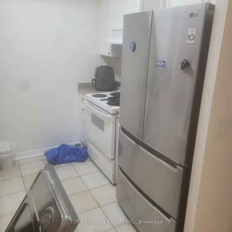 Spacious 1 Bedroom Plus Den Condo Near Yonge Finch Subway Go Station