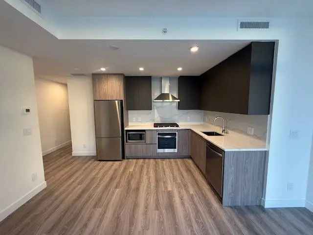 Brand New Elegant 2 Bed 2 Bath-32nd Floor-Views! Available Anytime (Surrey Gateway)