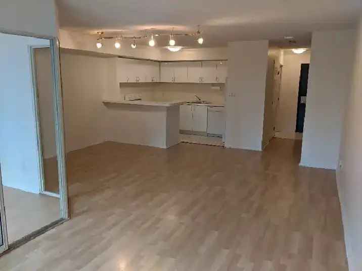 1 bdrm apt in Toronto on Front and Yonge - $2399 ALL INCLUSIVE