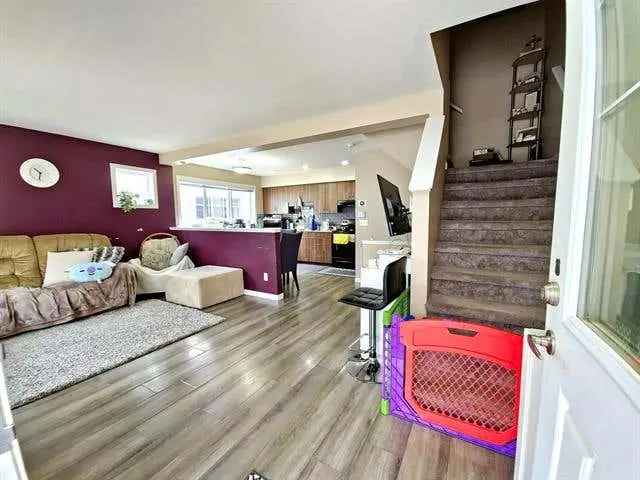 3-Bedroom Townhouse in Amber Trails 965 Sqft