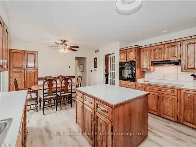 Large Family Ranch Bungalow with Pool Hot Tub near Elora