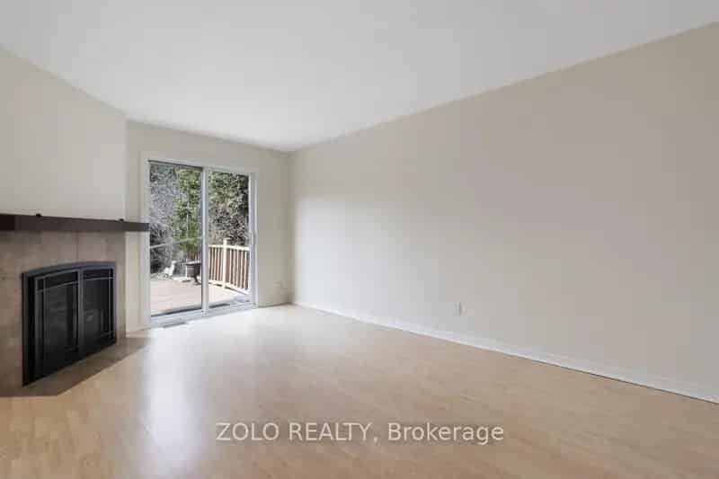 3 Bed 2 Bath Home in Barrhaven - Large Lot - Finished Basement
