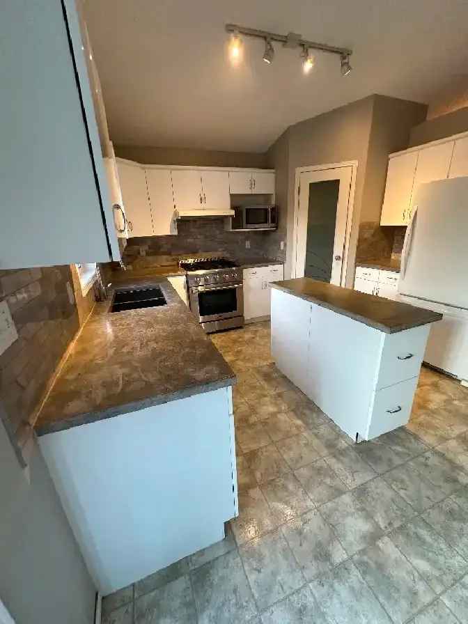 Rent 3 Bedroom Modern Duplex in South St. Vital with Garage