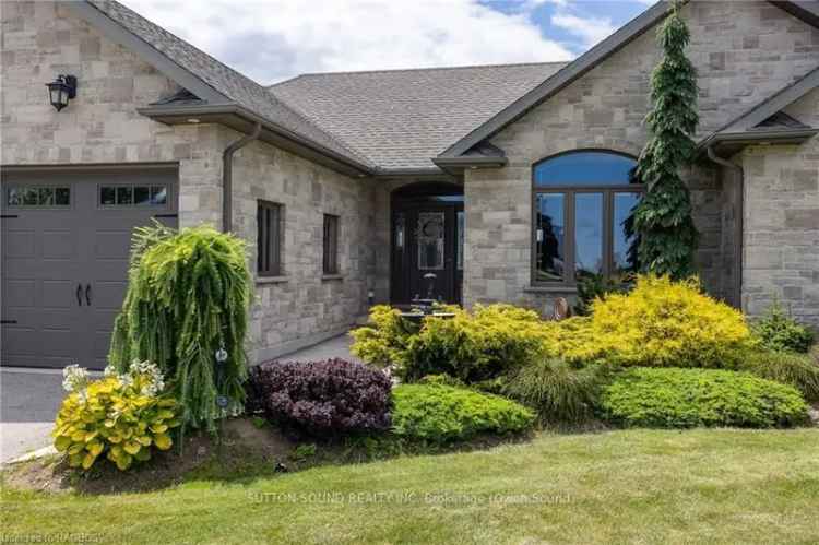 House For Sale in Georgian Bluffs, Ontario