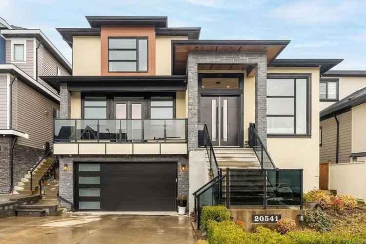 Luxury 8-Bedroom Home in Willoughby Heights