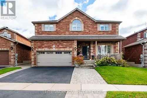 Luxury 4-Bedroom Home in Barrie with Saltwater Pool and Outdoor Kitchen