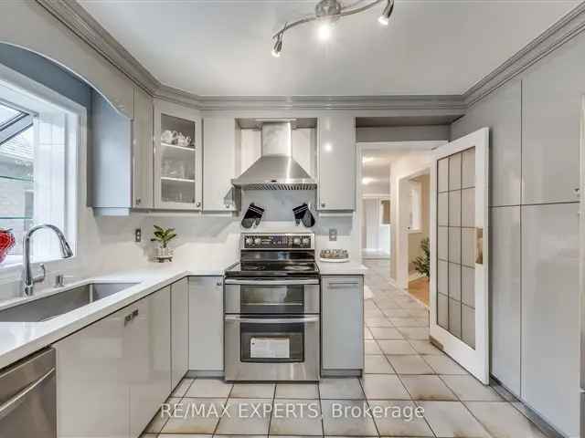 Beautiful 2600 Sq Ft Home Renovated Kitchen Sunroom Finished Basement