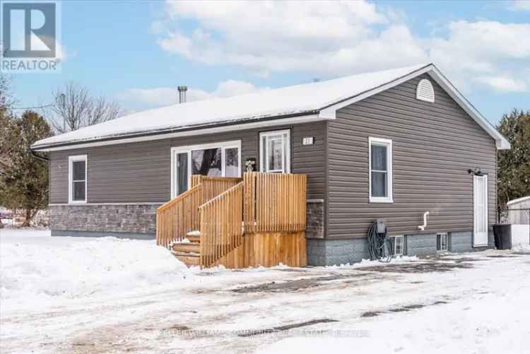 Charming 1957 Bungalow near HWY 401 - 2 Beds, Detached Shop