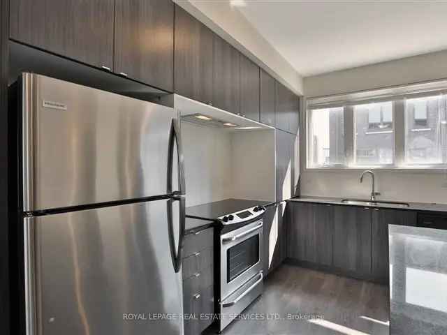 Townhouse For Rent in Oakville, Ontario