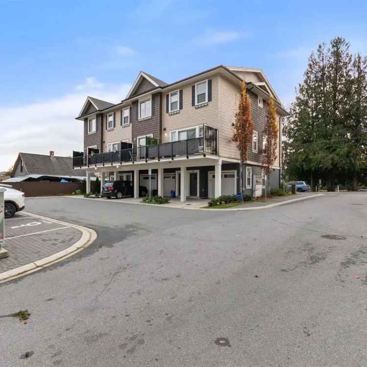 3 Bed 4 Bath Townhouse Near UFV 2020 Built